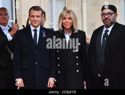 File photo dated November 11, 2018 of French President Emmanuel Macron and his wife Brigitte Macron Welcome King Mohammed VI of Morocco at the Elysee Palace in Paris, France. Das Telefon des französischen Präsidenten Emmanuel Macron wurde im Fall von Pegasus-Spyware für eine potenzielle Überwachung im Namen Marokkos bestimmt. Eine Untersuchung, die am Sonntag von 17 Medienorganisationen unter der Leitung der in Paris ansässigen gemeinnützigen Journalistengruppe Forbidden Stories veröffentlicht wurde, sagte, dass die Spyware, die vom israelischen Unternehmen NSO hergestellt und lizenziert wurde, in versuchten und erfolgreichen Hacks von Smartphones von Journalisten verwendet wurde, regieren Stockfoto