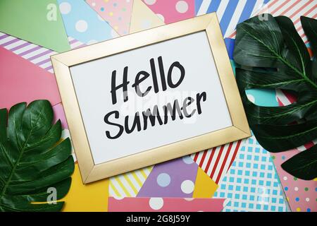 Hallo Sommer Text mit grünem Leave Dekoration auf farbenfrohem Hintergrund Stockfoto