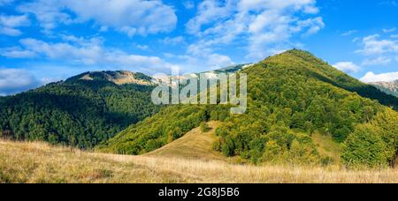 Ländliche Landschaft im Abendlicht. Schöne Landschaft Panorama der karpaten Berge. Wald und Wiesen auf den Hügeln. september blauen Himmel mit Grippe Stockfoto