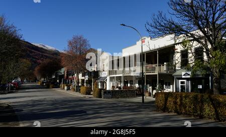 Arrowtown Otago/Neuseeland - 13. Mai 2021: Ein ruhiger Tag an der Hauptstraße von Arrowtown. Normalerweise voll von ausländischen Touristen, gestoppt von Covid-19. Stockfoto