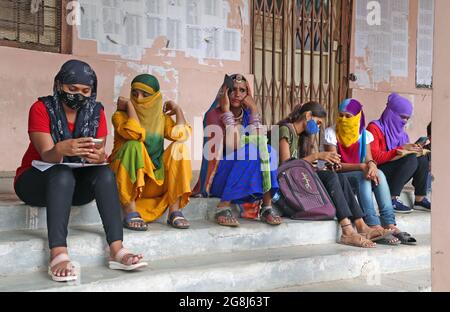 Beawar, Indien. Juli 2021. Indische Studenten warten auf die Einreichung von Prüfungsformularen am Government College in Beawar. (Foto von Sumit Sararswat/Pacific Press/Sipa USA) Quelle: SIPA USA/Alamy Live News Stockfoto