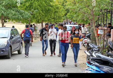 Beawar, Indien. Juli 2021. Indische Studenten kommen, um Prüfungsformulare an der Regierungshochschule in Beawar einzureichen. (Foto von Sumit Sararswat/Pacific Press/Sipa USA) Quelle: SIPA USA/Alamy Live News Stockfoto