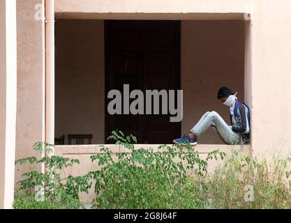 Beawar, Indien. Juli 2021. Indischer Student wartet auf die Einreichung von Prüfungsformularen am Government College in Beawar. (Foto von Sumit Sararswat/Pacific Press/Sipa USA) Quelle: SIPA USA/Alamy Live News Stockfoto
