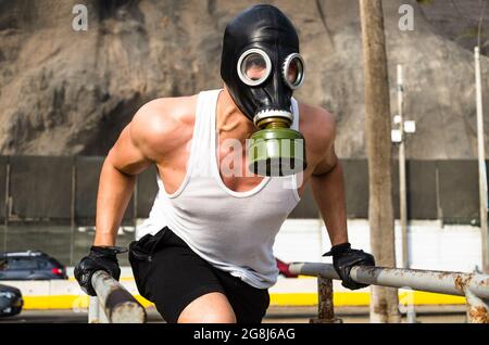 Athletischer Mann in einer Schutzmaske beim Training am Morgen. Stockfoto