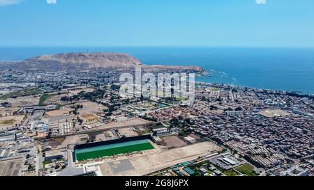 Luftaufnahme des Distrikts Chorrillos und der Küste von Lima, im Hintergrund ein Berg namens Morro Solar. Stockfoto