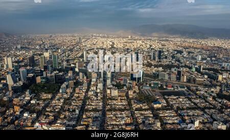 Panoramablick auf die Skyline im Viertel San Isidro zur Blauen Zeit Stockfoto