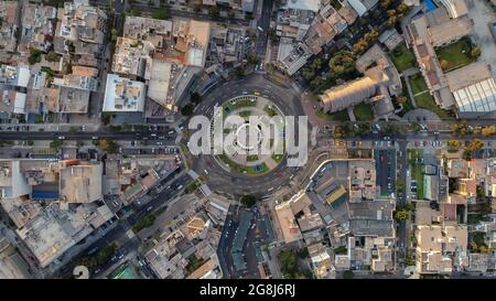 Das Gutierrez-Oval von einer Drohne aus gesehen, sehr überfüllt im Stadtteil Miraflores in Lima, Peru. Stockfoto