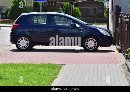 Das Auto ist auf dem Bürgersteig geparkt, Vergehen, Strafe. Sommer. Stockfoto