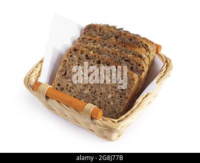Roggenbrotscheiben mit verschiedenen Samen im Korb auf weißem Hintergrund Stockfoto