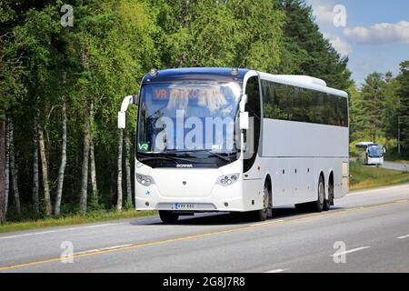 Zwei weiße Scania-Reisebusse auf der Straße 25. Busse ersetzen den VR-Zugverkehr zwischen Hanko und Karjaa aufgrund von Gleisarbeiten. Raasepori, Finnland. 8. Juli 2021. Stockfoto