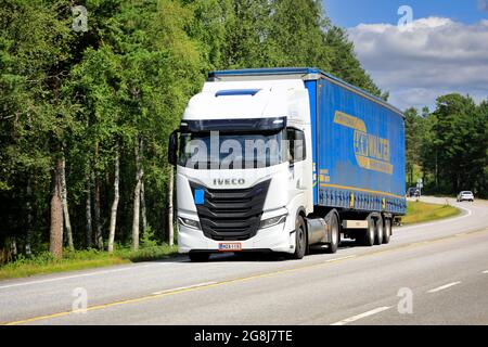 Neuer, weißer, gasbetriebener Iveco S-Way Natural Power, NP, LKW vor Sattelauflieger auf dem Highway 25 an einem sonnigen Tag. Raasepori, Finnland. 8. Juli 2021. Stockfoto