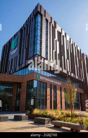 Sommermorgen im neuen Nottingham College City Hub in Nottingham City, Nottinghamshire, England Stockfoto