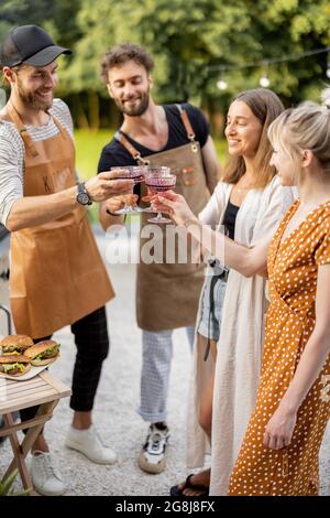 Freunde feiern mit alkoholischen Getränken im Freien Stockfoto