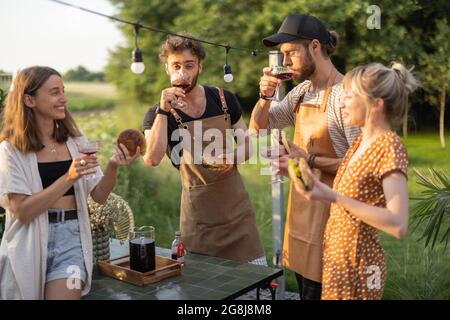 Junge Freunde mit Getränken im Hinterhof Stockfoto