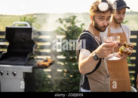 Freunde feiern mit alkoholischen Getränken im Freien Stockfoto