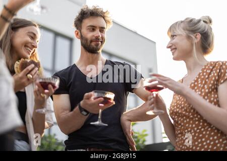 Freunde feiern mit alkoholischen Getränken im Freien Stockfoto
