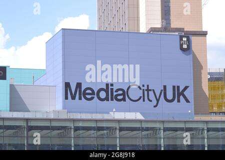 Großes Zeichen auf Media City UK, einem 200 Hektar großen Grundstück mit gemischter Nutzung am Ufer des Manchester Ship Canal in Salford und Trafford Stockfoto