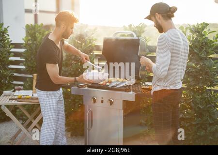 Kerl beim Gartenessen bei Sonnenuntergang Stockfoto