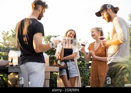 Freunde, die Spaß beim Picknick im Freien haben Stockfoto