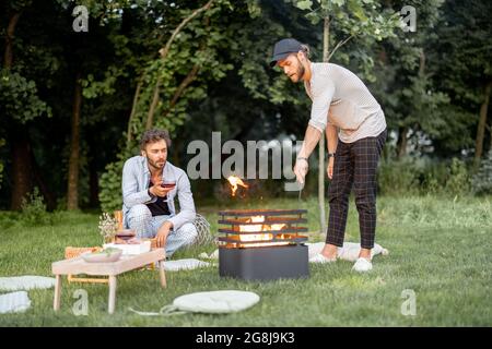 Jungs auf einem Picknick in der Nähe des Waldes Stockfoto