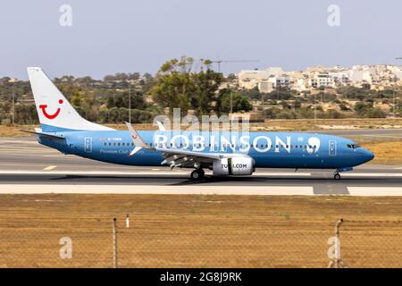 TUIfly Boeing 737-8K5 (REG: G-TUKN) bei Ankunft aus Manchester, Großbritannien. Stockfoto