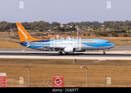 Sunwing Airlines (Thomson Airways) Boeing 737-8K5 (REG: G-FDZZ) rüstet die Start- und Landebahn 31 ein. Stockfoto