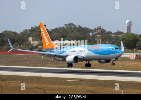 Sunwing Airlines (Thomson Airways) Boeing 737-8K5 (REG: G-FDZZ) rüstet die Start- und Landebahn 31 ein. Stockfoto