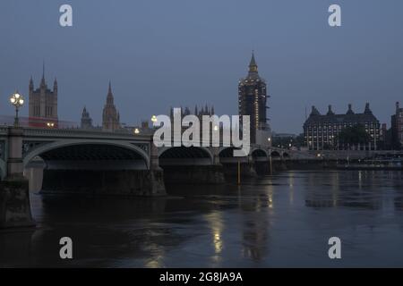 Westminster; London, Großbritannien. Juli 2021. Wetter in Großbritannien: Der Himmel über der Westminster Bridge ist morgens klar, am Beginn eines weiteren heißen Tages in der Hauptstadt. Kredit: Celia McMahon/Alamy Live Nachrichten Stockfoto