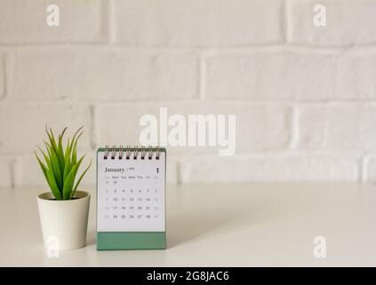 Kalender für Januar 2022 . Desktop-Kalender auf gelbem Hintergrund.Hallo 2022 Stockfoto