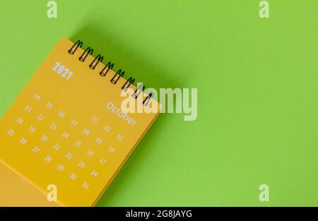 Abreißkalender für Oktober 2021. Desktop-Kalender für die Planung und Verwaltung jedes Datums Stockfoto