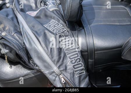 Dresden, Deutschland. Juli 2021. Eine Lederjacke mit der Aufschrift Harley-Davidson liegt auf einer Harley während einer Presse- und Fotosession für die 'Harley Days Dresden 2021' auf dem Festivalgelände im Flutkanal. Die neue Ausgabe der Harley Days Dresden findet vom 23. Bis 25. Juli 2021 statt. Quelle: Robert Michael/dpa-Zentralbild/ZB/dpa/Alamy Live News Stockfoto