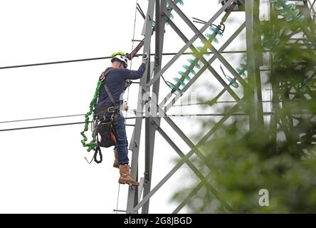 Elektriker arbeitet an einem Pol, Hochspannung Stockfoto