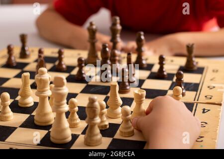 Kinder Hand halten Rook, um einen Schritt zu machen, Schach-Konzept Stockfoto