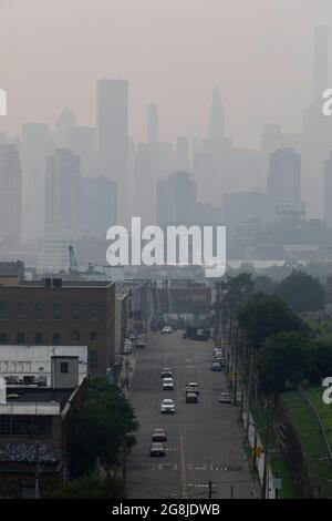 New York, Vereinigte Staaten. Juli 2021. Die Skyline von Manhattan wird in einem dichten Dunst in New York, USA, am 20. Juli 2021, gesehen. Rauch von den Waldbränden in den westlichen USA hat laut lokalem Wetterdienst zu dem Dunst beigetragen. Quelle: Wang Ying/Xinhua/Alamy Live News Stockfoto