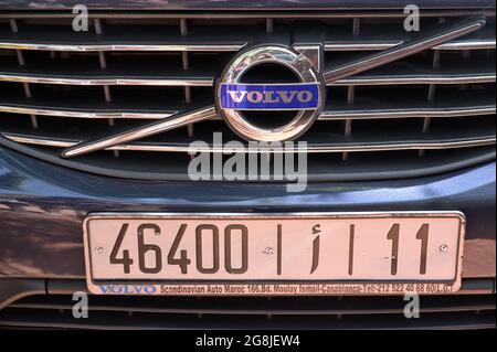 Ein marokkanisches Nummernschild auf einem Volvo, Ourika Valley MA Stockfoto
