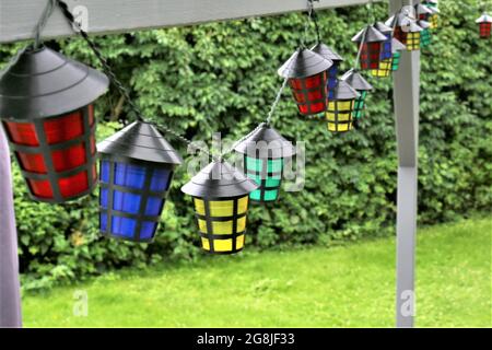Eine Reihe von Laternen in einem Garten Stockfoto