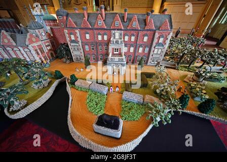 Die Kreation „Gestrickter Sandringham“ der zweiundneunzig Jahre alten Margaret Seaman aus Great Yarmouth, Norfolk, wird im Ballroom des Sandringham House, der Residenz der Königin Norfolk, ausgestellt. Bilddatum: Dienstag, 20. Juli 2021. Stockfoto