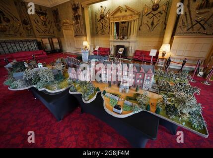 Die Kreation „Gestrickter Sandringham“ der zweiundneunzig Jahre alten Margaret Seaman aus Great Yarmouth, Norfolk, wird im Ballroom des Sandringham House, der Residenz der Königin Norfolk, ausgestellt. Bilddatum: Dienstag, 20. Juli 2021. Stockfoto