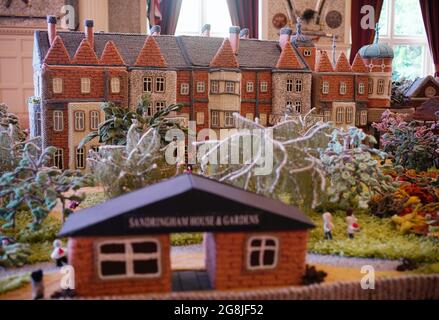 Die Kreation „Gestrickter Sandringham“ der zweiundneunzig Jahre alten Margaret Seaman aus Great Yarmouth, Norfolk, wird im Ballroom des Sandringham House, der Residenz der Königin Norfolk, ausgestellt. Bilddatum: Dienstag, 20. Juli 2021. Stockfoto