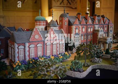 Die Kreation „Gestrickter Sandringham“ der zweiundneunzig Jahre alten Margaret Seaman aus Great Yarmouth, Norfolk, wird im Ballroom des Sandringham House, der Residenz der Königin Norfolk, ausgestellt. Bilddatum: Dienstag, 20. Juli 2021. Stockfoto