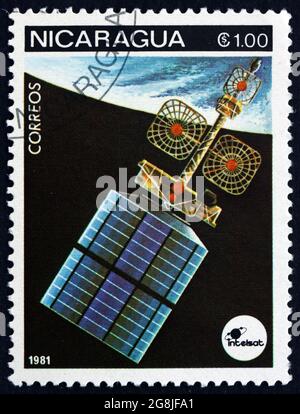 NICARAGUA - UM 1981: Eine in Nicaragua gedruckte Briefmarke zeigt einen Kommunikationssatelliten, um 1981 Stockfoto