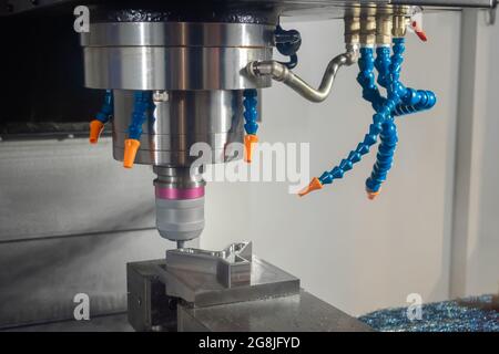 Drehfräsmaschine mit Kühlsystem Schneiden Metallwerkstück an Werk Stockfoto