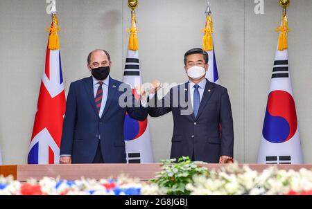 Seoul, Südkorea. Juli 2021. 21. Juli 2021-Seoul, Südkorea-in diesem Foto aufgenommen lieferte südkoreanische Verteidigungsministerium. Der südkoreanische und britische Verteidigungsminister treffen sich im Verteidigungsministerium in Seoul, Südkorea. Verteidigungsminister Suh Wook traf sich am Mittwoch mit seinem britischen Amtskollegen Ben Wallace in Seoul und diskutierte über Möglichkeiten zur Vertiefung der Zusammenarbeit, sagte das Verteidigungsministerium, da das europäische Land seine Präsenz in der Indo-Pazifik-Region ausbauen will. (Bild: © Pool via ZUMA Press Wire) Stockfoto