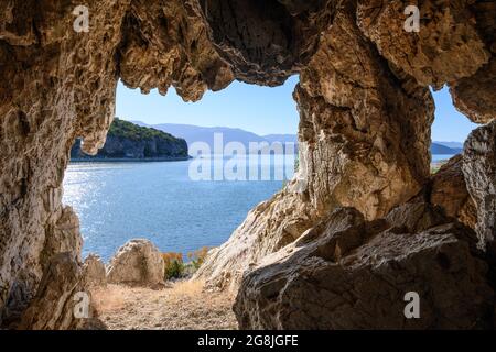 Blick über den Prespa-See in Richtung Albanien von einer Höhle am Ufer in der Nähe des Dorfes Psarades in Mazedonien, Nordgriechenland. Stockfoto