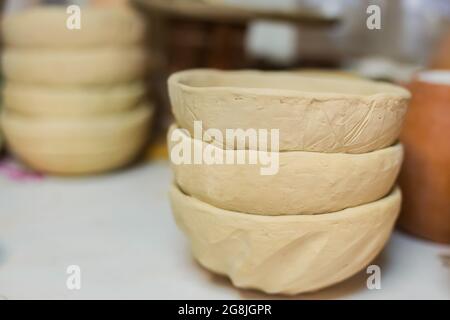 Nahaufnahme - unfertige Tonplatten im Regal der Töpferwerkstatt Stockfoto