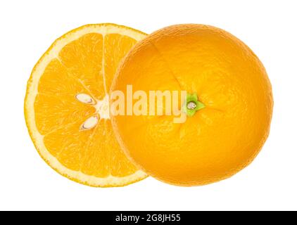 Zwei orangefarbene Hälften, von oben, isoliert über Weiß. Reife frische Orange halbieren, beide Hälften seitlich versetzt, mit Querschnitt. Stockfoto