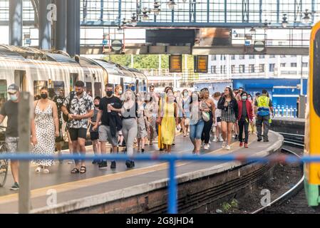 Brighton, 17. Juli 2021: Riesige Menschenmassen strömten aus dem Bahnhof von Brighton, nachdem ein Zug aus London einzog. Stockfoto