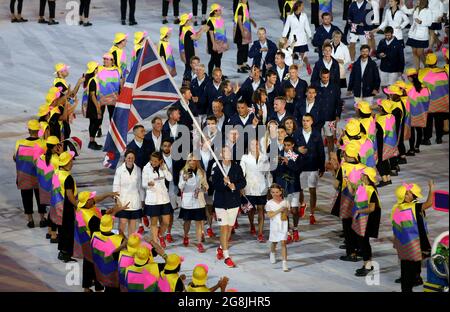 Datei-Foto vom 05-08-2016 des britischen Flaggenträgers Andy Murray führt Team GB während der Eröffnungszeremonie der Olympischen Spiele 2016 in Rio vor. Ausgabedatum: Mittwoch, 21. Juli 2021. Stockfoto