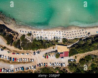 Luftaufnahme von oben mit Drohne des tropischen Strandes von Voulisma, Istron, Kreta, Griechenland. Stockfoto