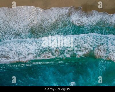 Luftaufnahme von oben mit Drohne des tropischen Strandes Falasarna auf Kreta, Griechenland. Stockfoto